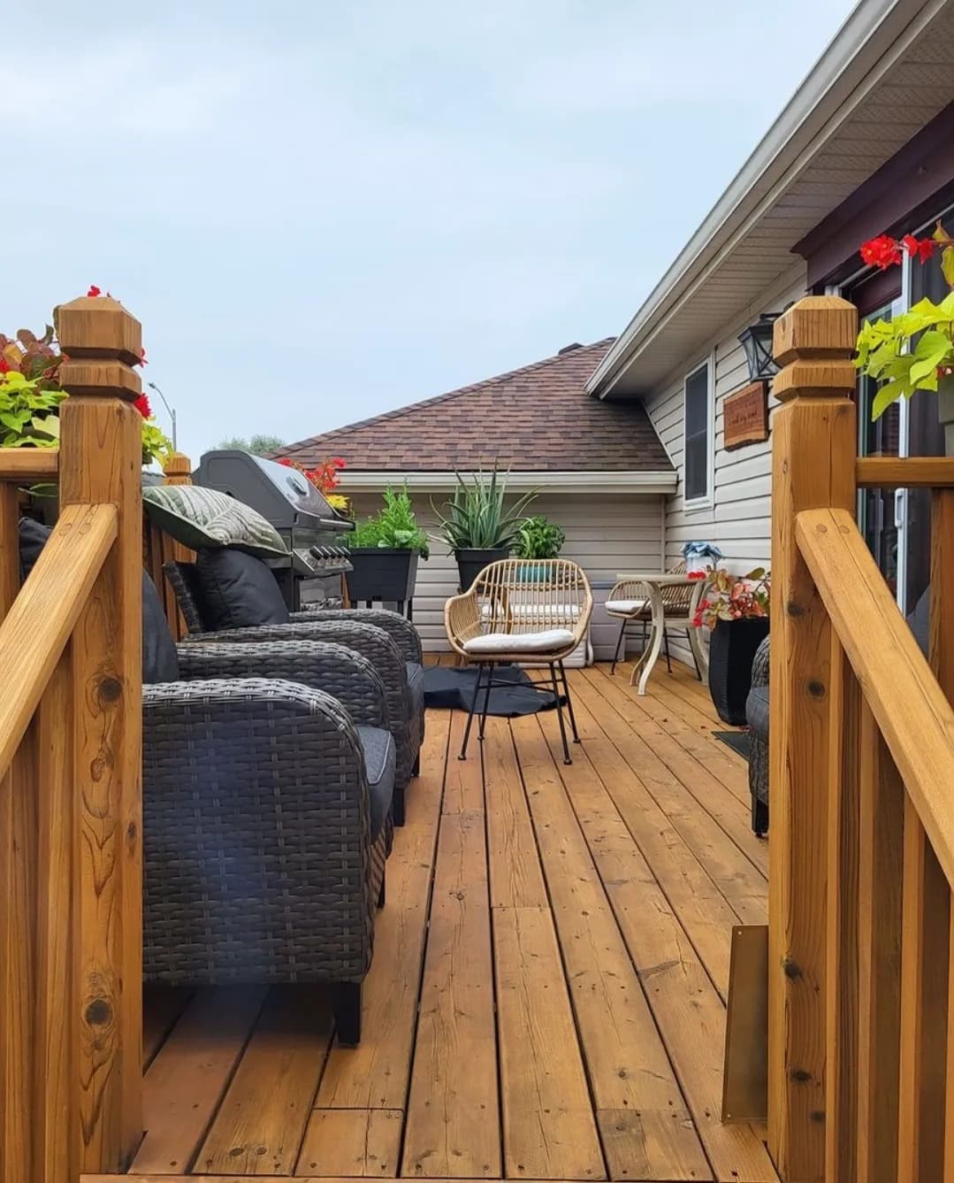 Beamsville deck stained in Sierra with patio furniture